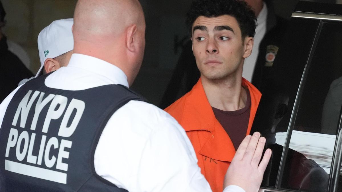 Luigi Mangione se declara no culpable de cargos estatales por el asesinato de un ejecutivo