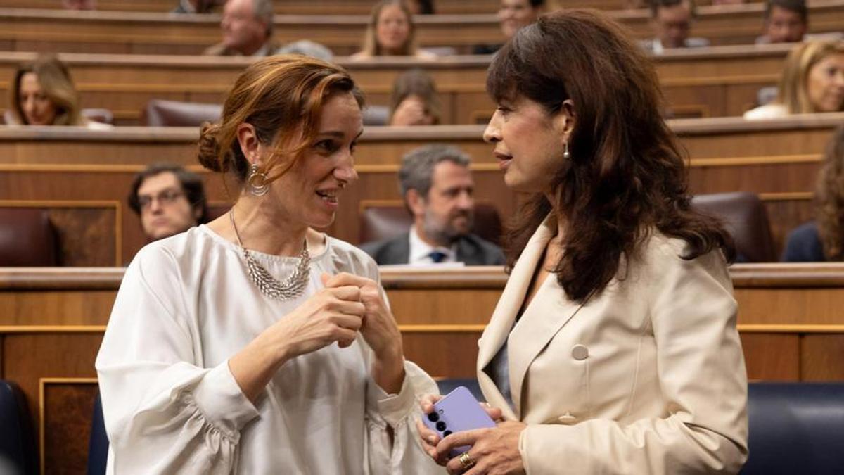 La ministra de Sanidad, Mónica García, dialoga con la ministra de Igualdad, Ana Redondo.