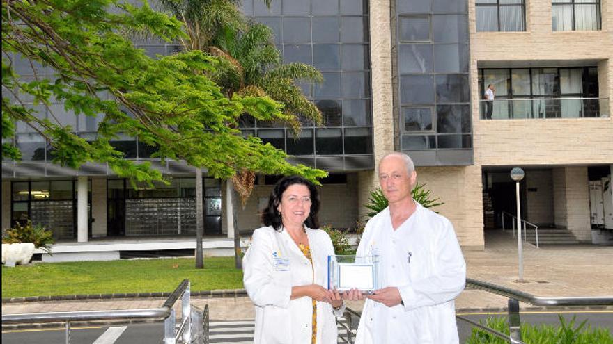 Los doctores Bernardino Clavo y Dolores Fiuza con el premio en el exterior del Negrín.