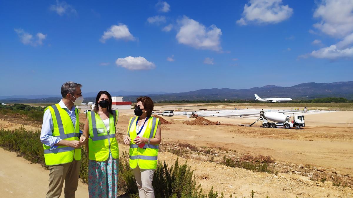 Él conseller junto a la responsable del aeropuerto y la secretaria autonómica.