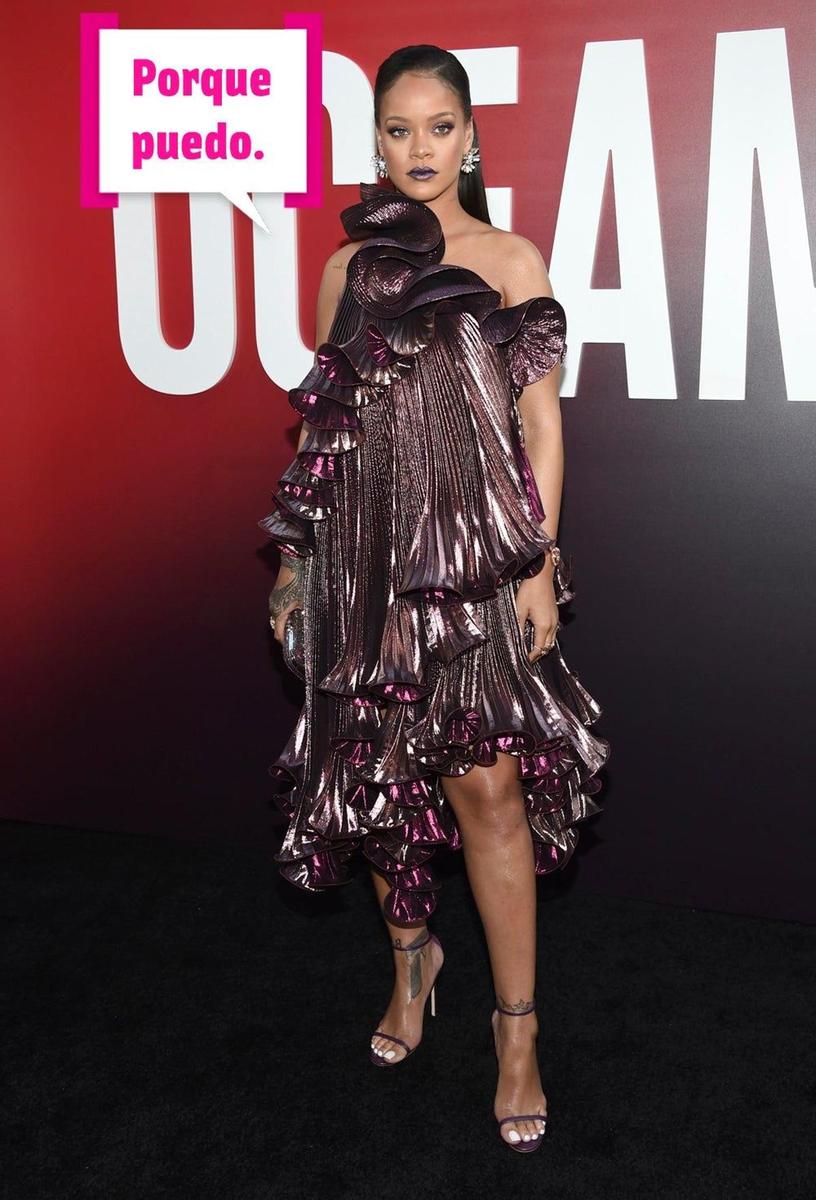 Rihanna posa con un Givenchy de la colección fall 18 en la première de Ocean's 8