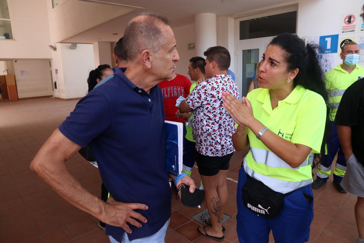 Una trabajadora junto al presidente del comité de empresa.