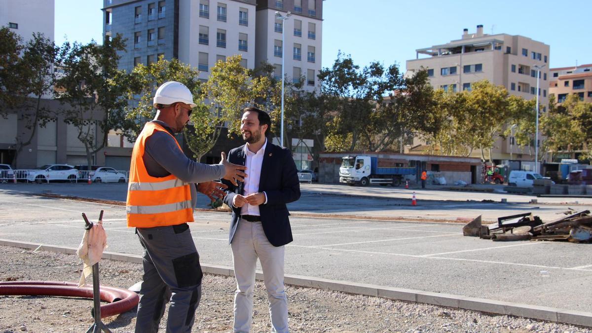El concejal Toledo durante la visita, este lunes, a las obras del párking de la avenida del Mar de Castelló.