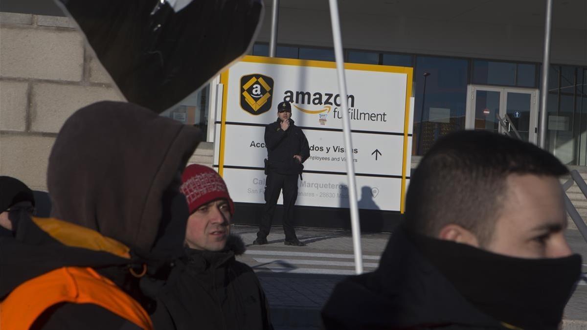 zentauroepp42597483 a police officer stands in front of amazon workers who gathe180321110753