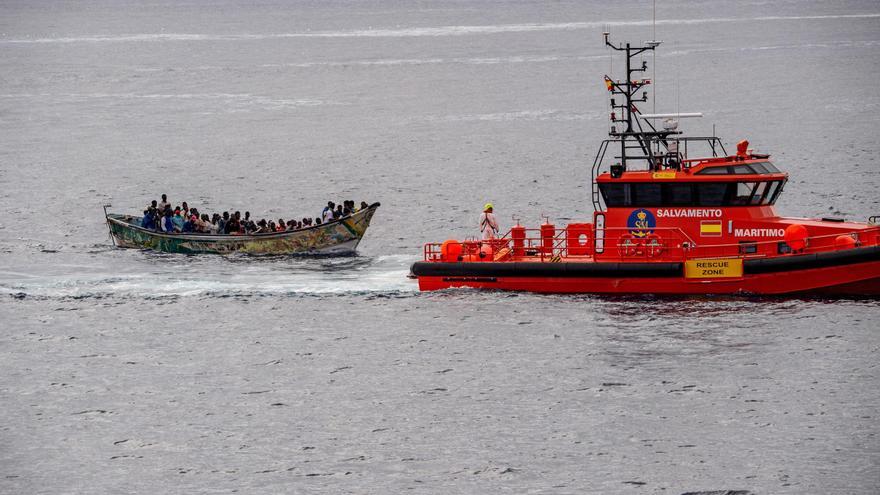 Localizan un cayuco al sur de La Gomera con 170 personas, varias en mal estado de salud