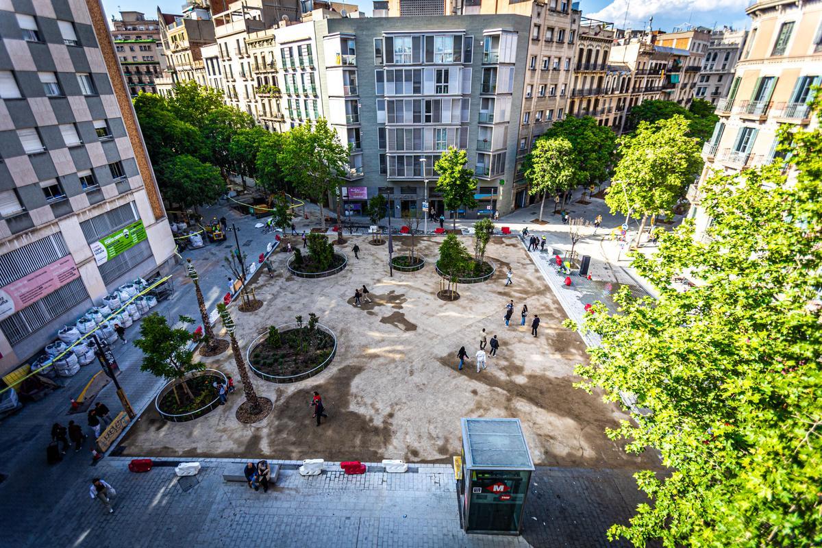 Girona con Consell de Cent, la plaza menos verde (debajo está la estación de metro), pendiente, sobre todo, de que se instalen las zonas de juego infantil.