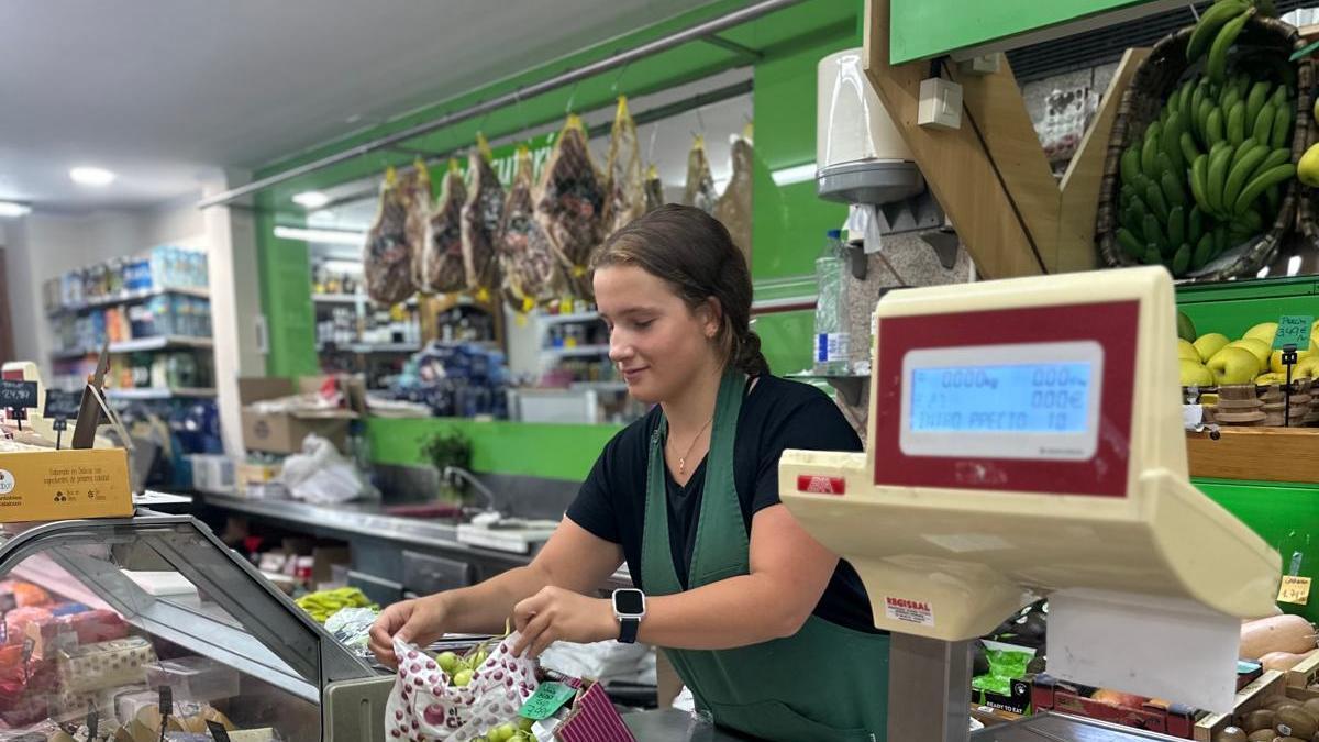 Sara Balda durante su turno de trabajo en la frutería