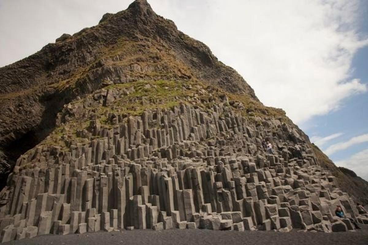 Cerca de Vik se formó esta espectacular montaña de columnas de basalto