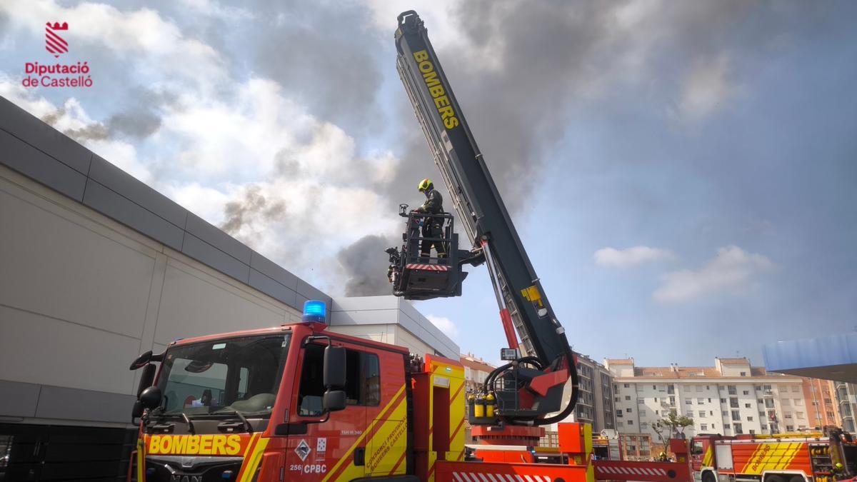 Los bomberos del Consorcio Provincial, trabajando en la extinción de las llamas.