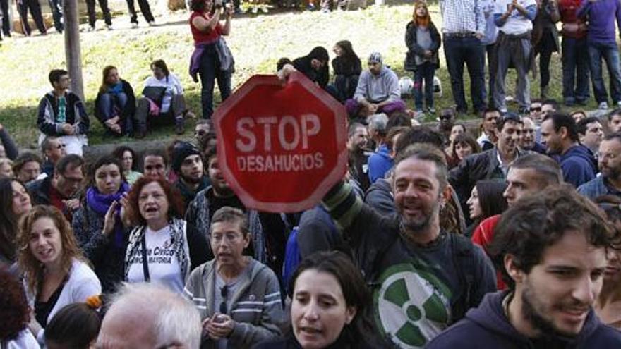 Activistas tratan de impedir un desahucio en la capital.