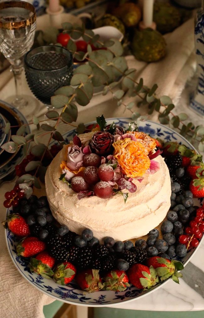 El postre de Paula Ordovás para una comida de Navidad: tarta pavlova con flores y frutos rojos, de Lacreme