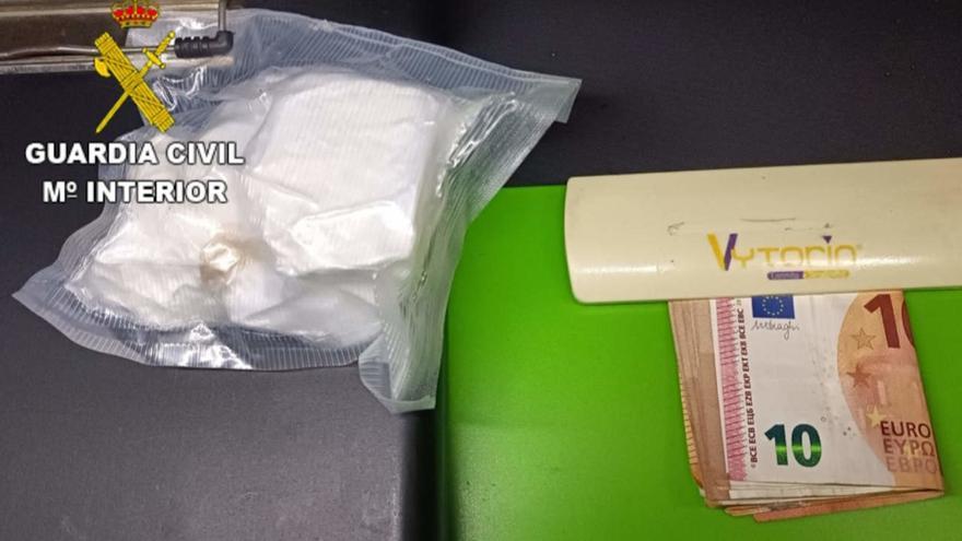 La Guardia Civil investiga a dos personas sorprendidas mientras transportaban 100 gramos de cocaína en Caldas de Reis