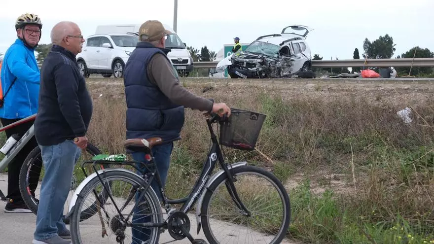 Así han quedado el autobús y el coche implicados en un aparatoso accidente en la CV-91 a la altura de Almoradí