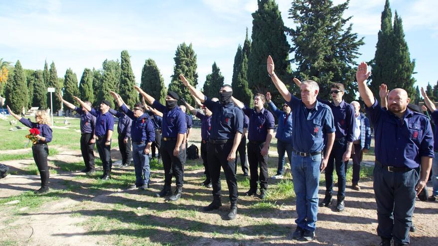 La Falange realiza un saludo fascista su homenaje a Primo de Rivera en Alicante.