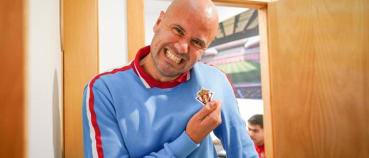 Miguel Ángel Ramírez, con la sudadera del club que homenajea a Ablanedo, tras la victoria ante el Oviedo en El Molinón.