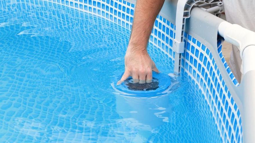 Adiós al jabón: el truco para limpiar tu piscina este verano sin dañar el agua