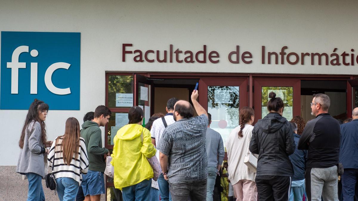 Opositores a la entrada de la Facultade de Informática en A Coruña