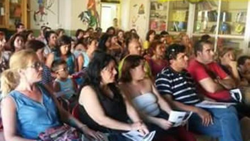 Más de 150 personas acudieron al colegio Dama d´Elx donde se llevó a cabo el II Encuentro Comunitario del barrio El Pla-Sector V.