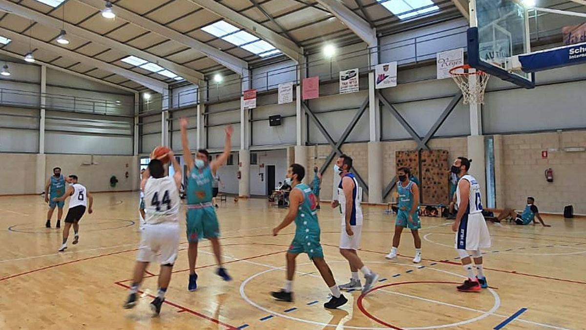 La competición arrancó anoche con el partido CB Vélez-Rincón Basket Los Morenos.