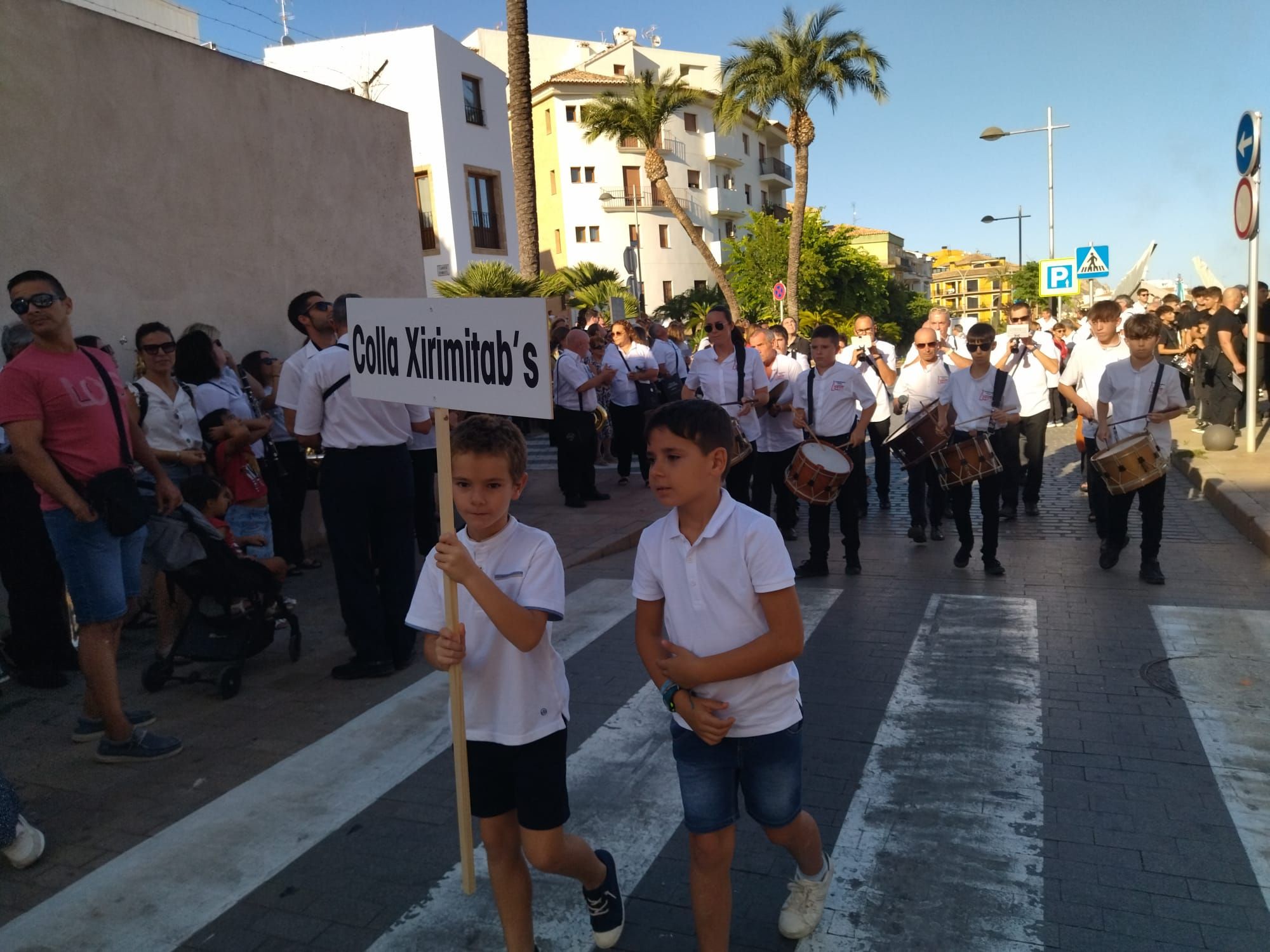 Xàbia, capital de la música: más de 800 músicos de toda la comarca llenan de vida las calles (imágenes)