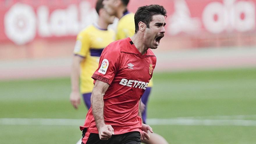 Abdón celebra el gol de penalti que consiguió ante el Almería.