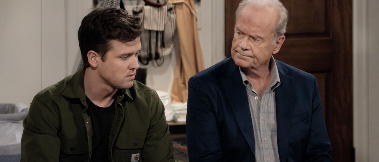 Jack Cutmore-Scott (Freddy) y Kelsey Grammer (Frasier) en la nueva 'Frasier'