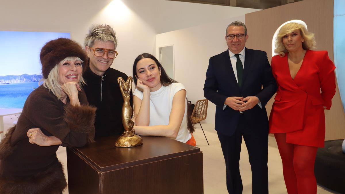 Nebulossa y Blanca Paloma posan junto a la Sirenita de Oro