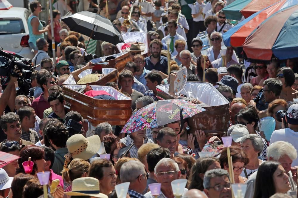 Personas que han sobrevivido a la muerte han desfilado en ataúdes en Ribarteme (As Neves), para dar las gracias a Santa Marta