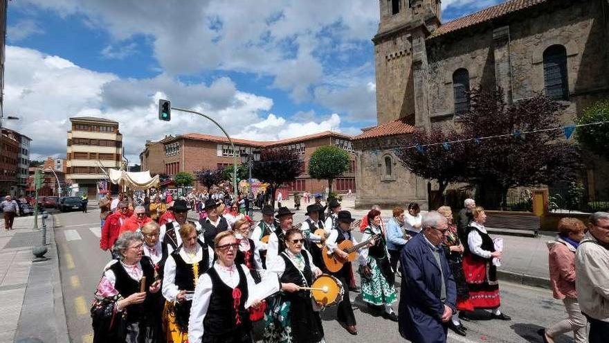 La procesión por las calles de Ciaño.