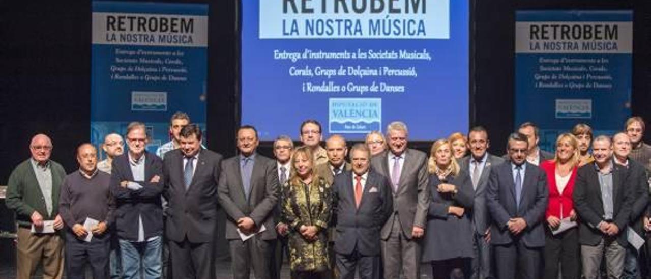 Entrega de los instrumentos a las bandas de la comarca.