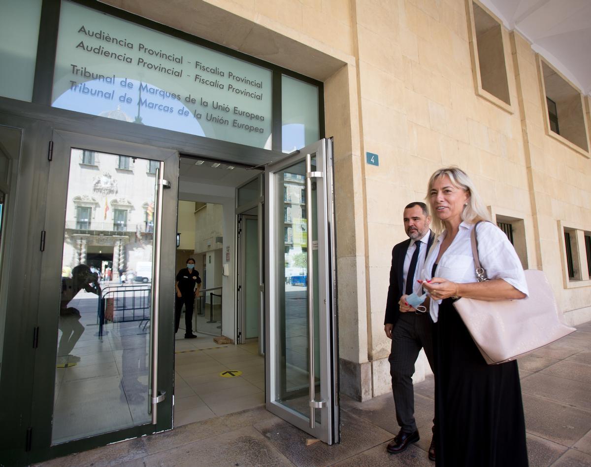 La exalcaldesa Sonia Castedo recoge la sentencia del PGOU