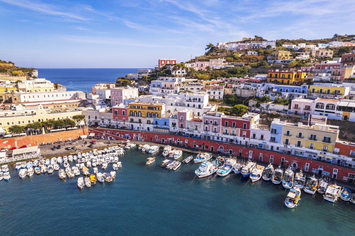 Ponza es una pequeña isla frente a la costa del Lacio