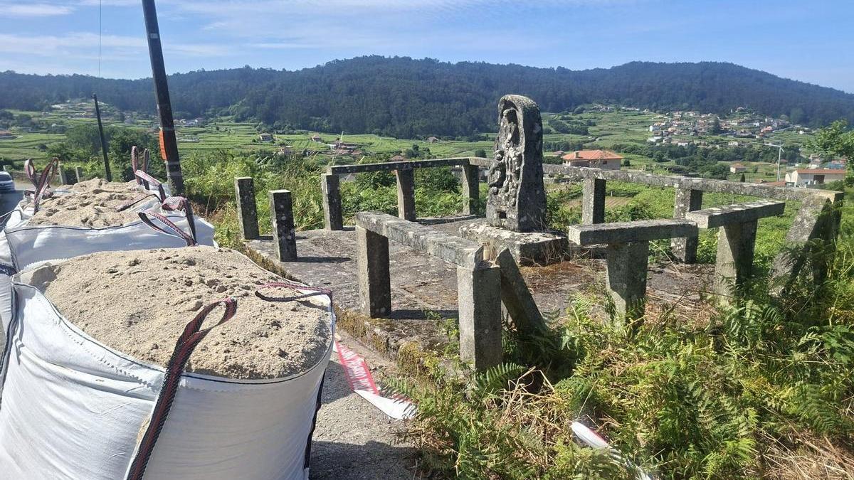 La balaustrada del peto de ánimas dañada.