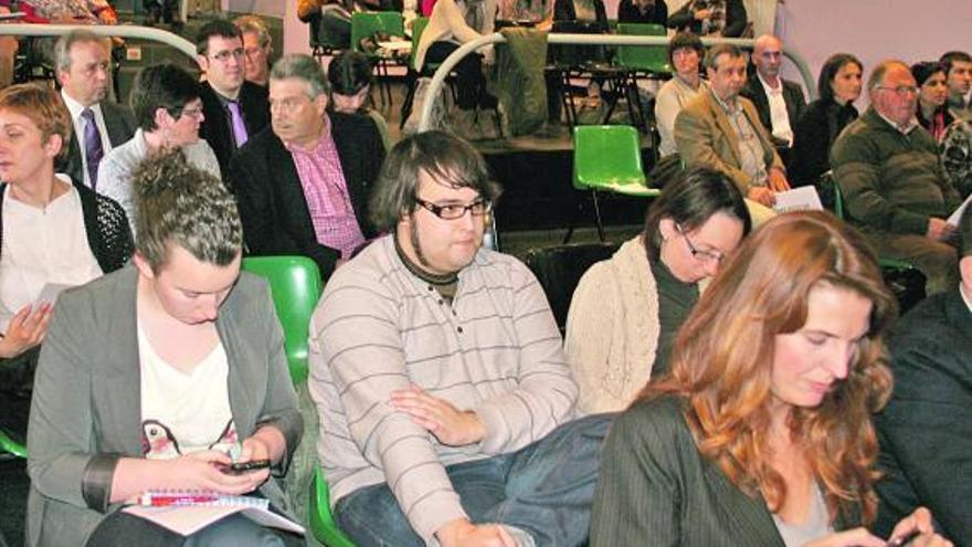 Asistentes al encuentro, tuiteando en la Casa de Cultura.