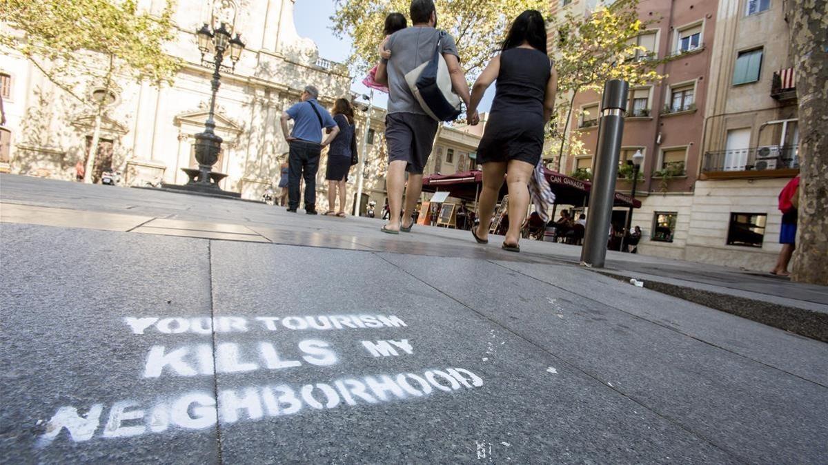 Pintadas contra el turismo y los pisos turisticos en la Placa de la Barceloneta