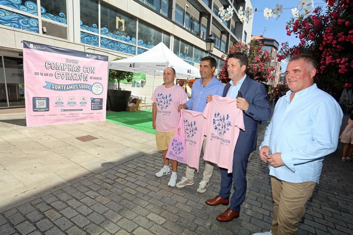 O director xeral de Comercio e o alcalde, no centro, presentando a campaña
