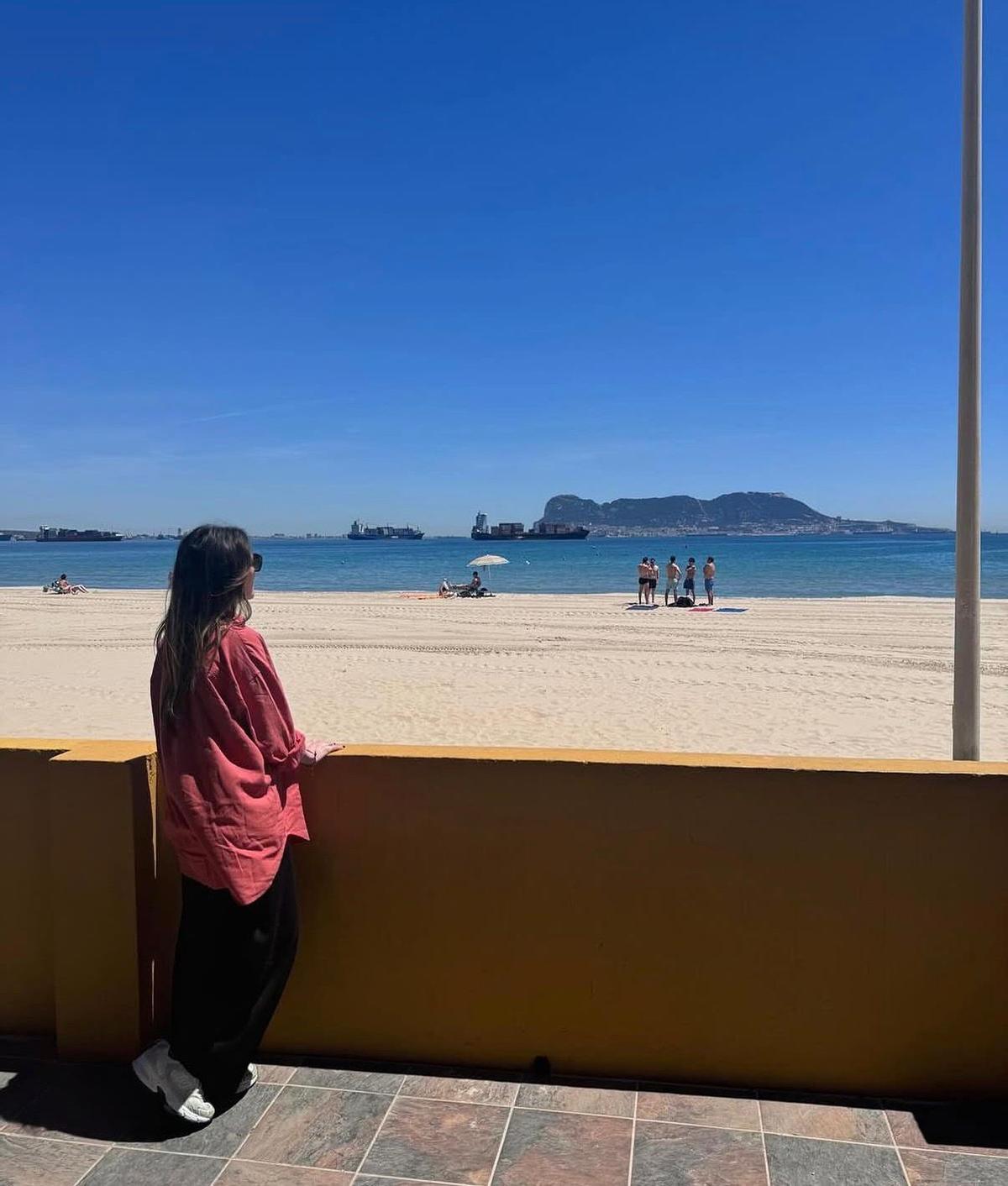 Malú mira su playa favorita en Algeciras
