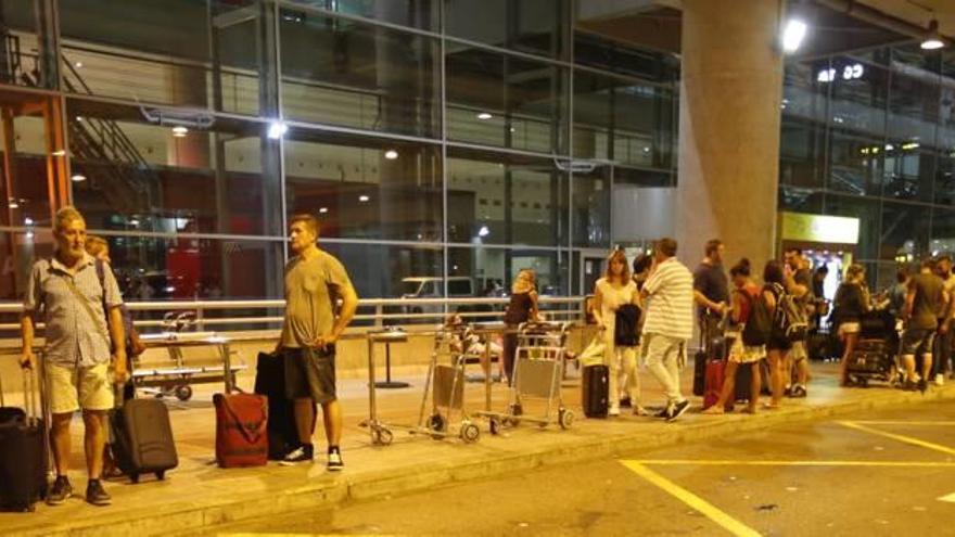 Colas en el aeropuerto de El Altet de madrugada la semana pasada.