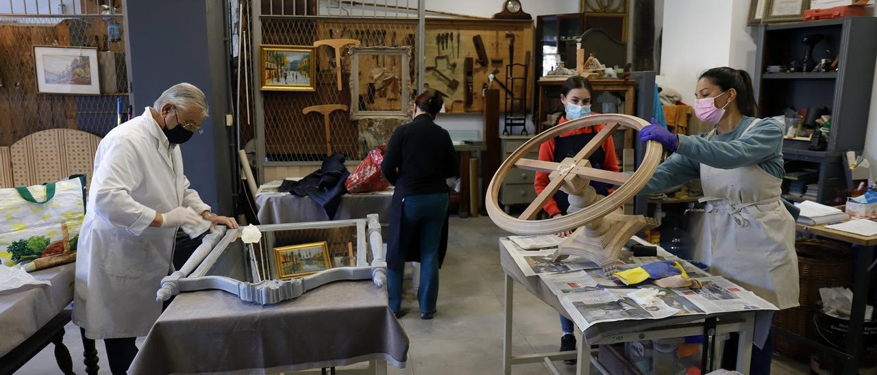 Alumnos restauran muebles antiguos en The Old Curiosity Shop de calle  Alemania