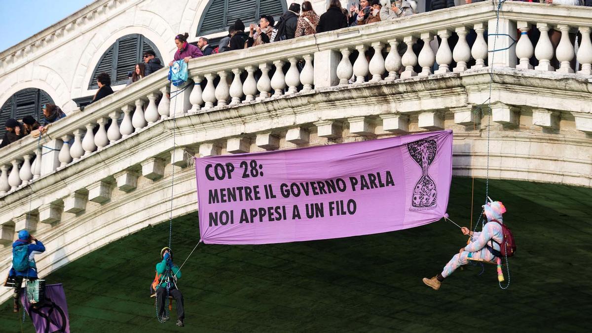 Protesta de activistas climáticos de la Rebelión de Extinción en Venecia y tiñen de  verdes las aguas del Gran Canal