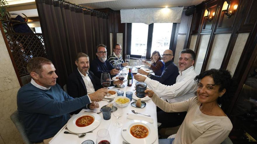 Los socialistas ovetenses celebran el Desarme en La Corte de Pelayo