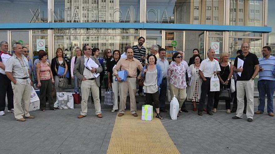 Representantes de asociaciones escolares, ayer antes de entregar las firmas. / montse torres