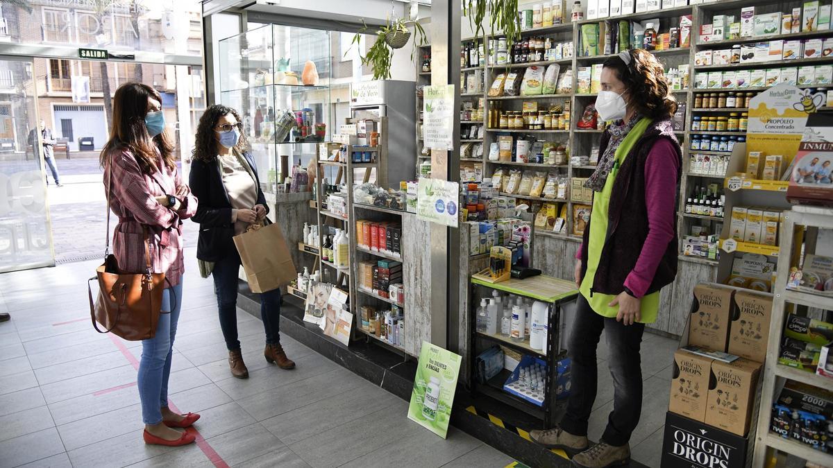 Isabel Martín y Beatriz Jiménez, en su visita al mercado