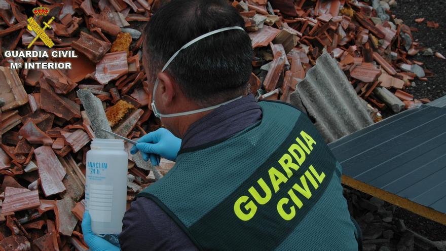 Un agente del Seprona recoge muestras de materiales con amianto.