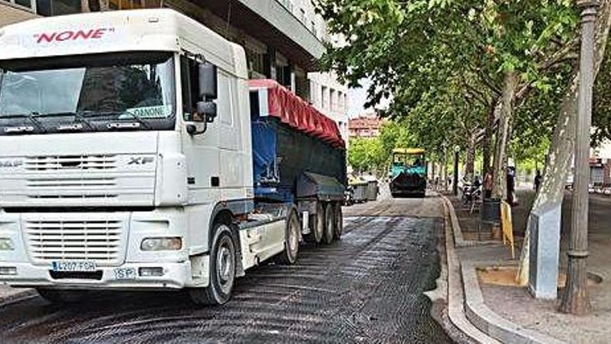 Treballs de pavimentació al passeig Pere III de Manresa