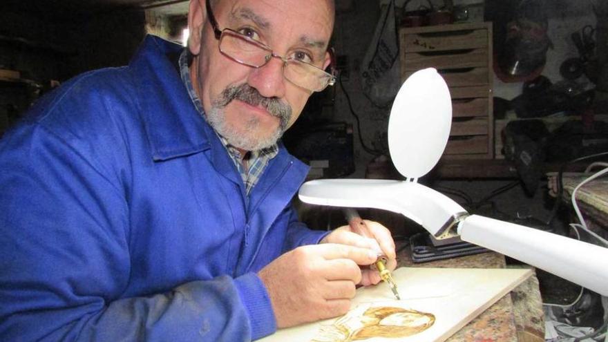 Juan Antonio Somohano Cerezo trabajando en su taller de San Roque.