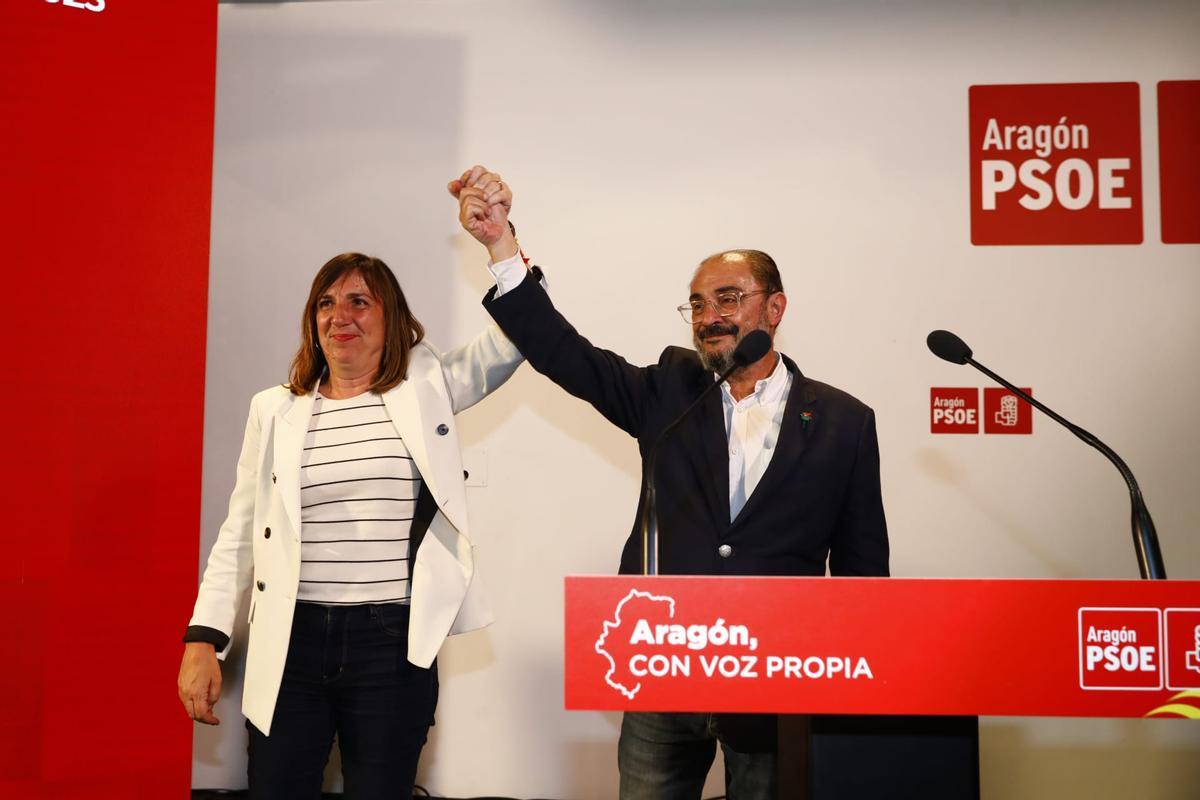Los socialistas Javier Lambán y Lola Ranera.