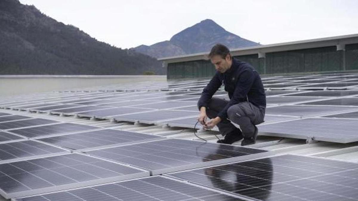 Instalación fotovoltaica en un tejado.