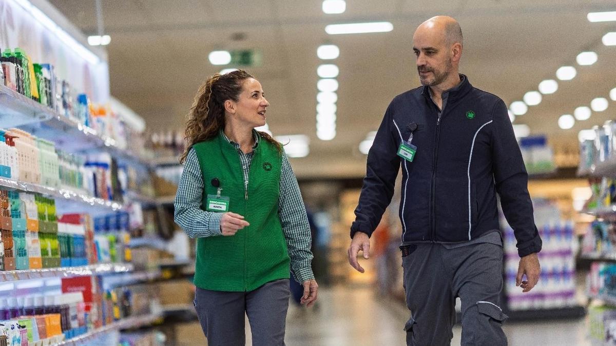 Dos trabajadores de Mercadona.