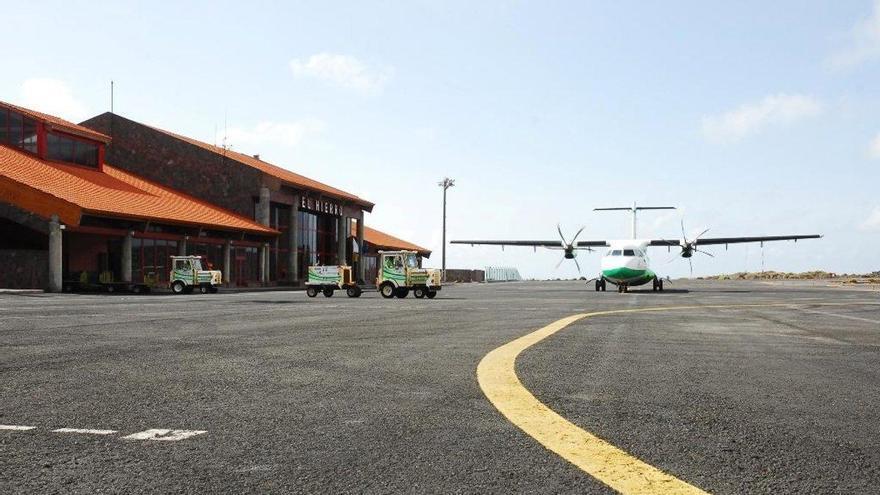 Fabián Chinea cuestiona la gestión de AENA en los aeropuertos de La Gomera y El Hierro
